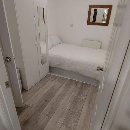Double En-Suite Room Available In 3 Bed Apt London Bagian luar foto