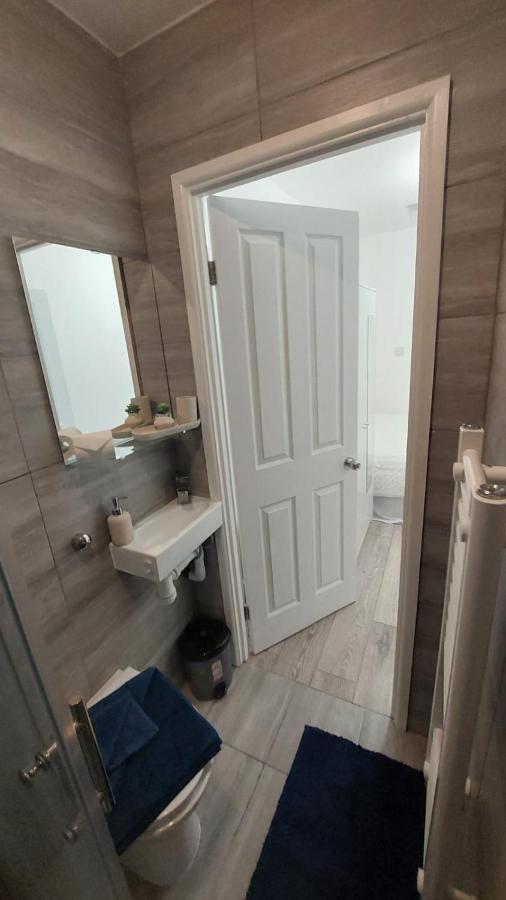 Double En-Suite Room Available In 3 Bed Apt London Bagian luar foto