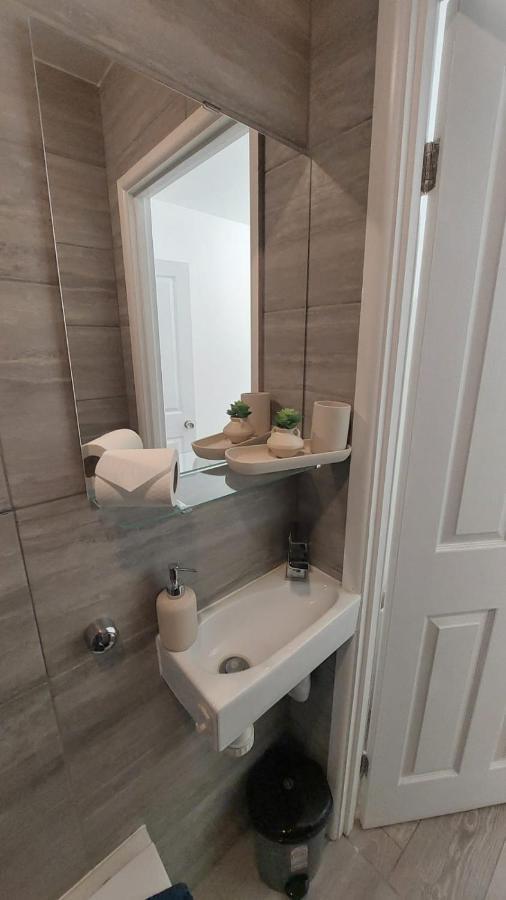 Double En-Suite Room Available In 3 Bed Apt London Bagian luar foto