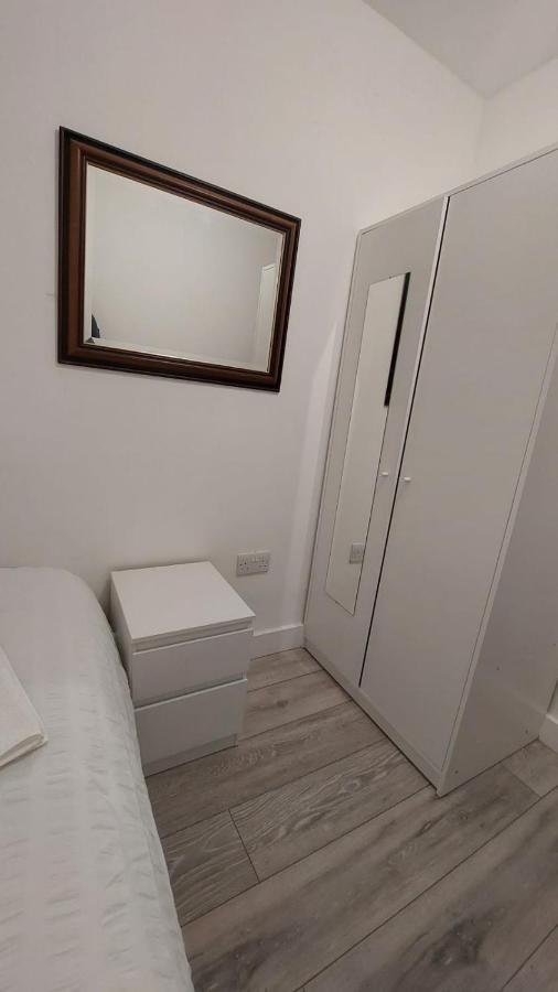 Double En-Suite Room Available In 3 Bed Apt London Bagian luar foto