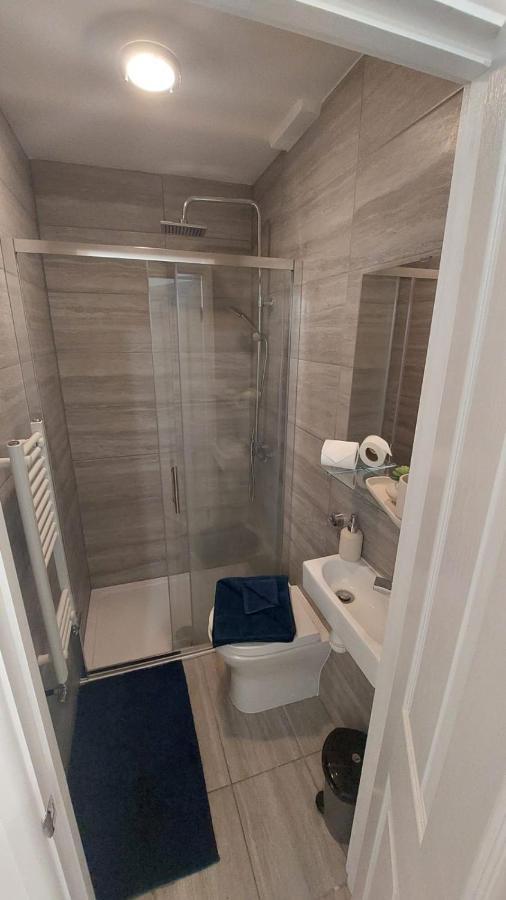 Double En-Suite Room Available In 3 Bed Apt London Bagian luar foto